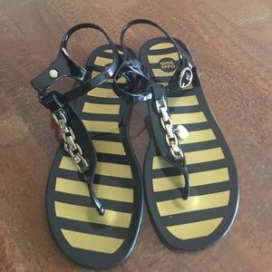 Gioseppo Women Patent Heart Charm Flip Flop Sandal